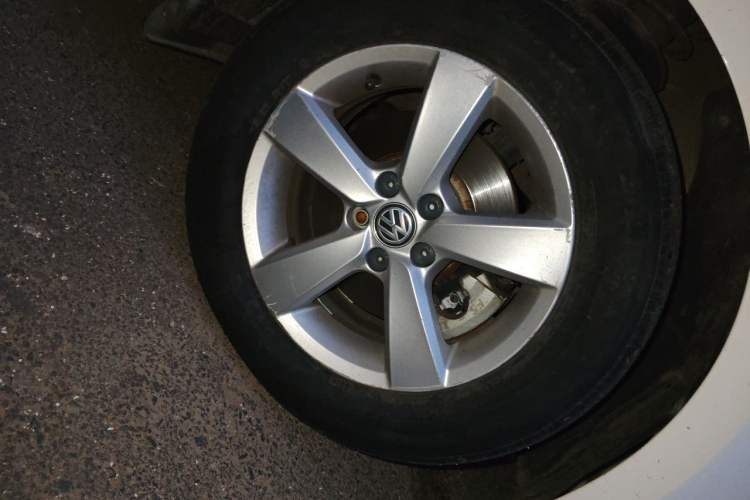 Used Volkswagen Gran Lavida 2015 1.6L Automatic Fashion Edition Right Front Wheel Hub