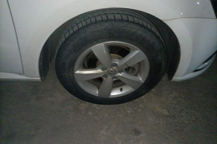 Used Volkswagen Gran Lavida 2015 1.6L Automatic Fashion Edition Right Front Wheel Hub