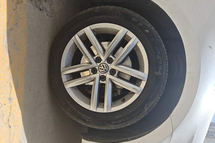 Used Volkswagen Gran Lavida 2015 230TSI DSG Comfort Edition Right Front Wheel Hub