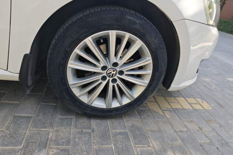 Used Volkswagen Gran Lavida 2015 1.6L Automatic Comfort Edition Right Front Wheel Hub