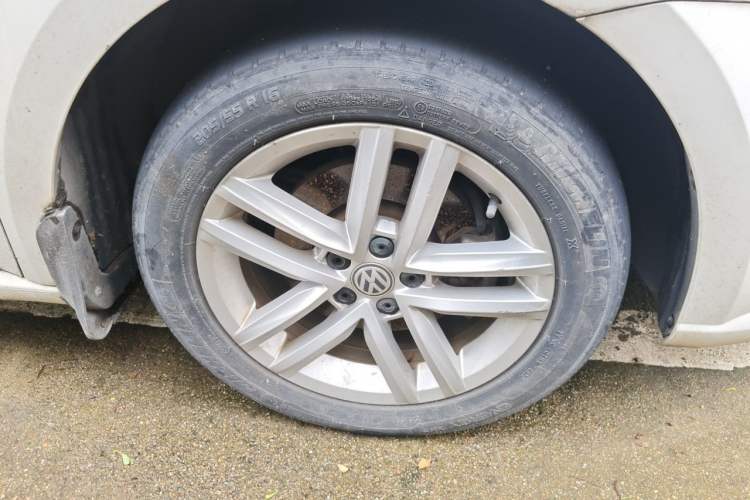 Used Volkswagen Gran Lavida 2015 1.6L Automatic Comfort Edition Right Front Wheel Hub