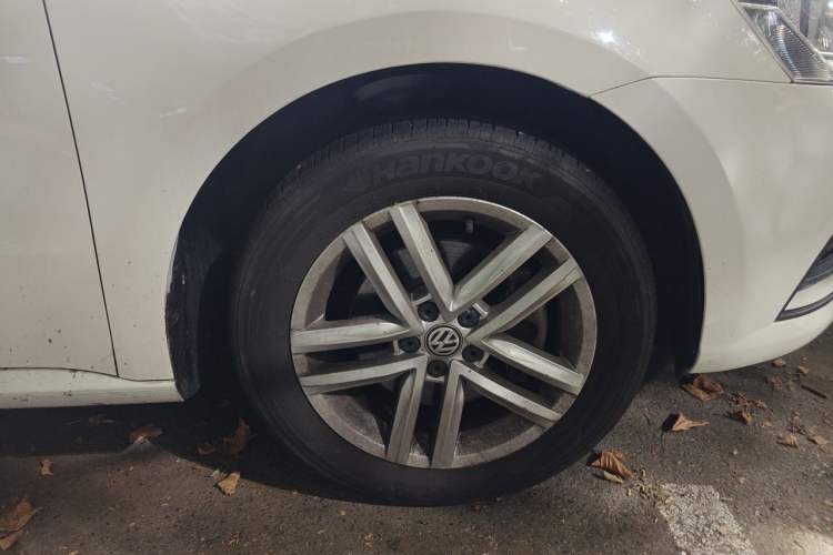 Used Volkswagen Gran Lavida 2015 230TSI DSG Comfort Edition Right Front Wheel Hub