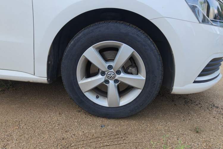 Used Volkswagen Gran Lavida 2015 1.6L Automatic Fashion Edition Right Front Wheel Hub