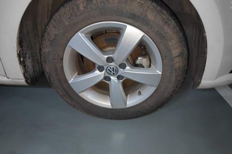 Used Volkswagen Gran Lavida 2015 1.6L Automatic Fashion Edition Right Front Wheel Hub
