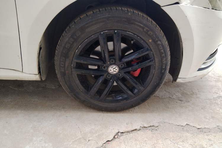 Used Volkswagen Gran Lavida 2015 1.6L Automatic Comfort Edition Right Front Wheel Hub