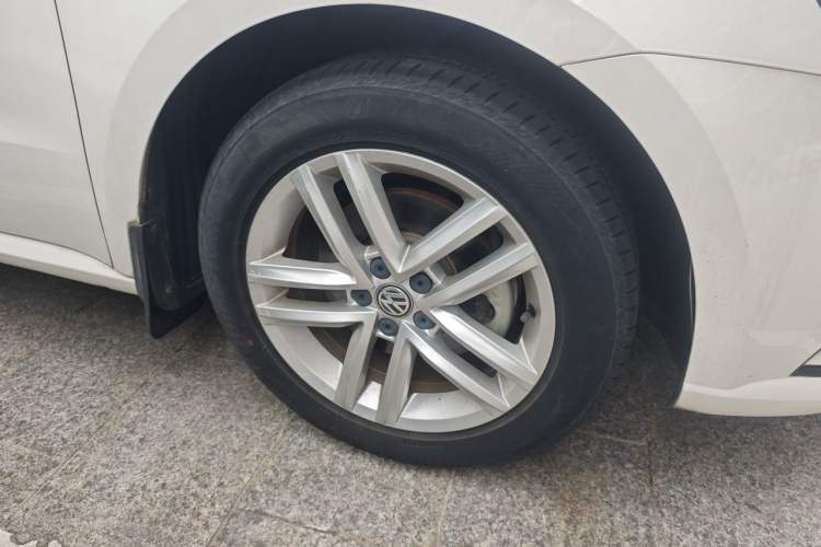 Used Volkswagen Gran Lavida 2015 1.6L Automatic Comfort Edition Right Front Wheel Hub