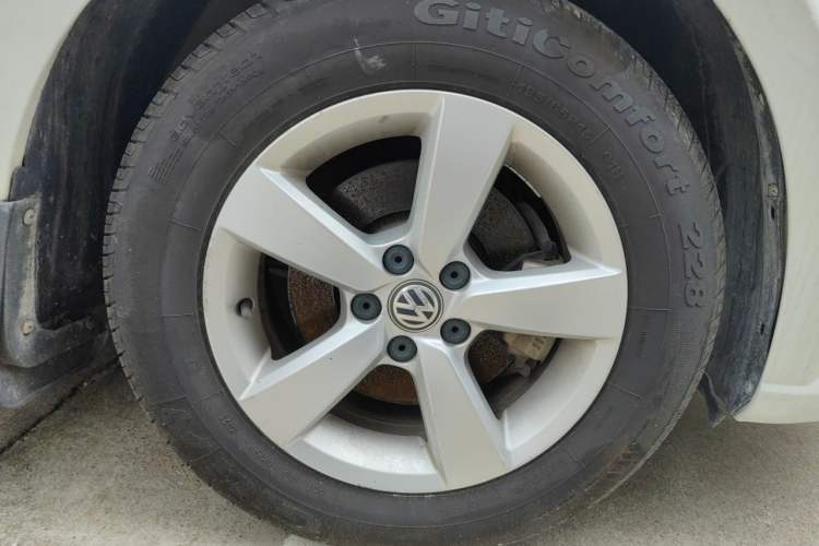 Used Volkswagen Gran Lavida 2015 1.6L Automatic Fashion Edition Right Front Wheel Hub
