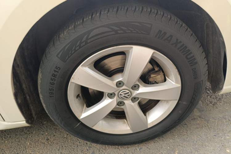 Used Volkswagen Gran Lavida 2015 1.6L Automatic Fashion Edition Right Front Wheel Hub