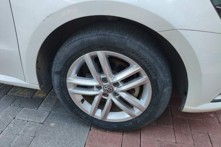 Used Volkswagen Gran Lavida 2015 1.6L Automatic Comfort Edition Right Front Wheel Hub