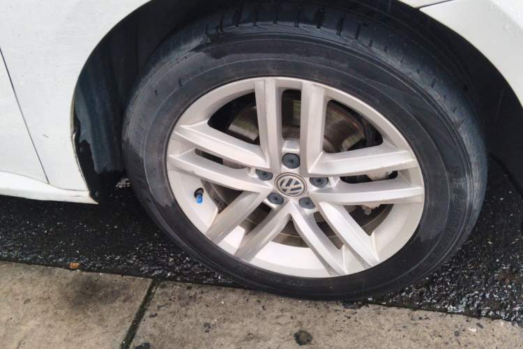 Used Volkswagen Gran Lavida 2015 1.6L Automatic Comfort Edition Right Front Wheel Hub