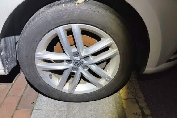 Used Volkswagen Gran Lavida 2015 1.6L Automatic Comfort Edition Right Front Wheel Hub