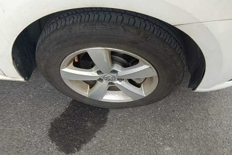Used Volkswagen Gran Lavida 2015 1.6L Automatic Fashion Edition Right Front Wheel Hub