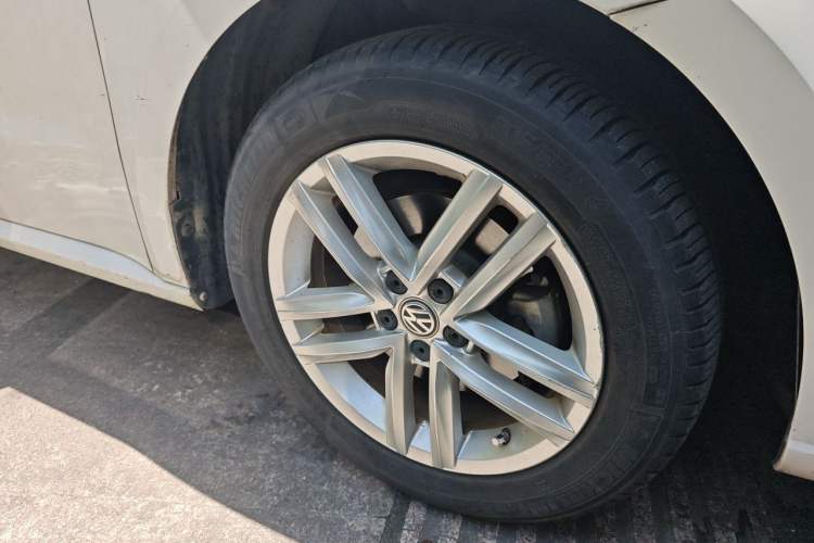Used Volkswagen Gran Lavida 2015 1.6L Automatic Comfort Edition Right Front Wheel Hub