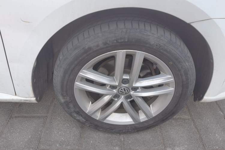 Used Volkswagen Gran Lavida 2015 1.6L Automatic Comfort Edition Right Front Wheel Hub