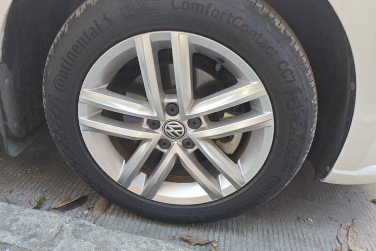 Used Volkswagen Gran Lavida 2015 1.6L Automatic Comfort Edition Right Front Wheel Hub