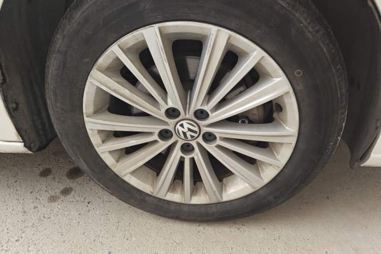 Used Volkswagen Gran Lavida 2015 1.6L Automatic Comfort Edition Right Front Wheel Hub