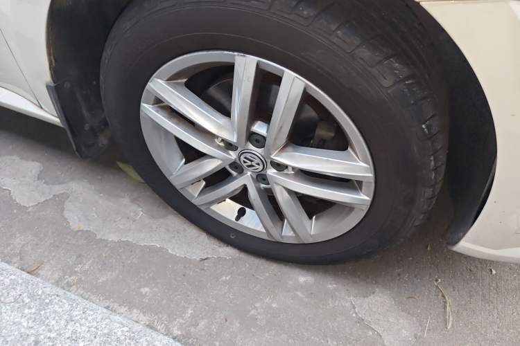 Used Volkswagen Gran Lavida 2015 230TSI DSG Comfort Edition Right Front Wheel Hub