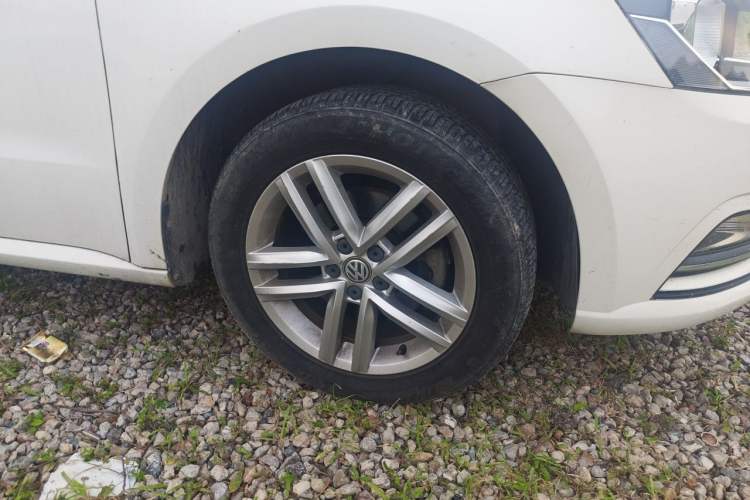 Used Volkswagen Gran Lavida 2015 1.6L Manual Comfort Edition Right Front Wheel Hub