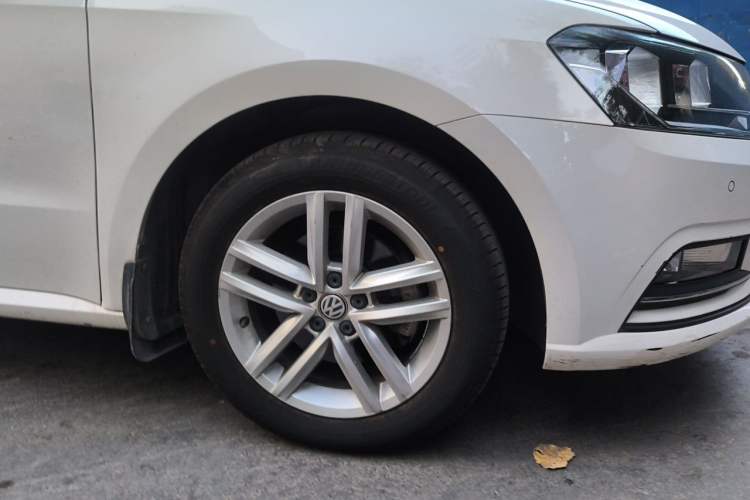 Used Volkswagen Gran Lavida 2015 1.6L Automatic Comfort Edition Right Front Wheel Hub