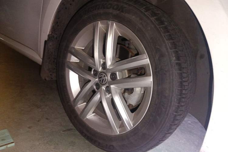 Used Volkswagen Gran Lavida 2015 1.6L Automatic Comfort Edition Right Front Wheel Hub