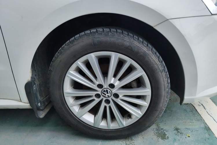 Used Volkswagen Gran Lavida 2015 230TSI Manual Comfort Edition Right Front Wheel Hub