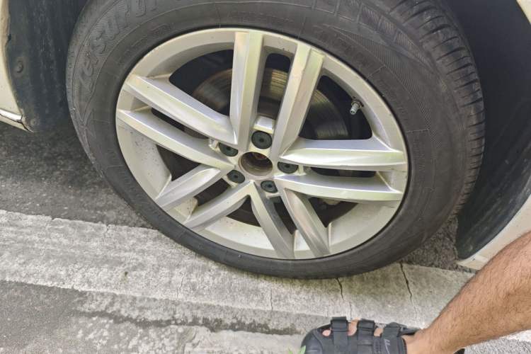 Used Volkswagen Gran Lavida 2015 1.6L Automatic Comfort Edition Right Front Wheel Hub