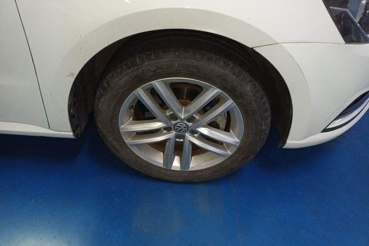 Used Volkswagen Gran Lavida 2015 1.6L Automatic Comfort Edition Right Front Wheel Hub
