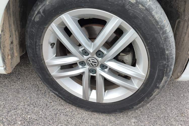 Used Volkswagen Gran Lavida 2015 1.6L Automatic Comfort Edition Right Front Wheel Hub