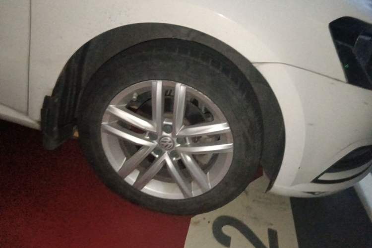 Used Volkswagen Gran Lavida 2015 1.6L Automatic Comfort Edition Right Front Wheel Hub