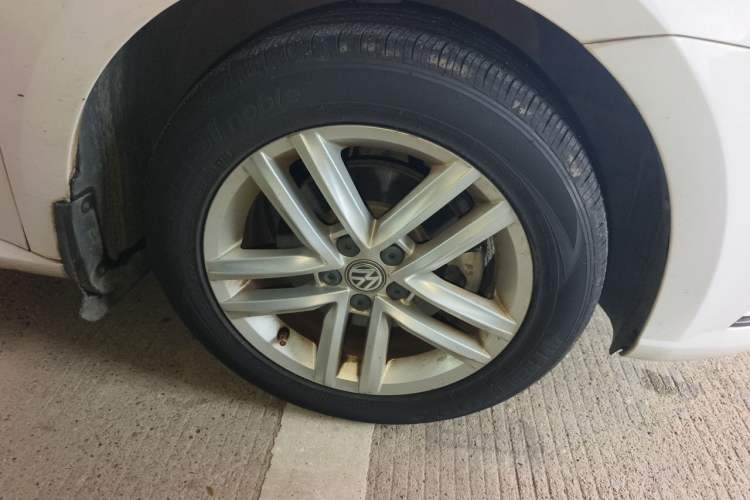 Used Volkswagen Gran Lavida 2015 1.6L Automatic Comfort Edition Right Front Wheel Hub