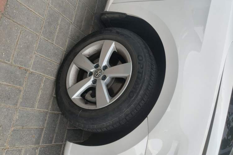Used Volkswagen Gran Lavida 2015 1.6L Automatic Fashion Edition Right Front Wheel Hub