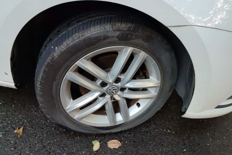 Used Volkswagen Gran Lavida 2015 1.6L Manual Comfort Edition Right Front Wheel Hub