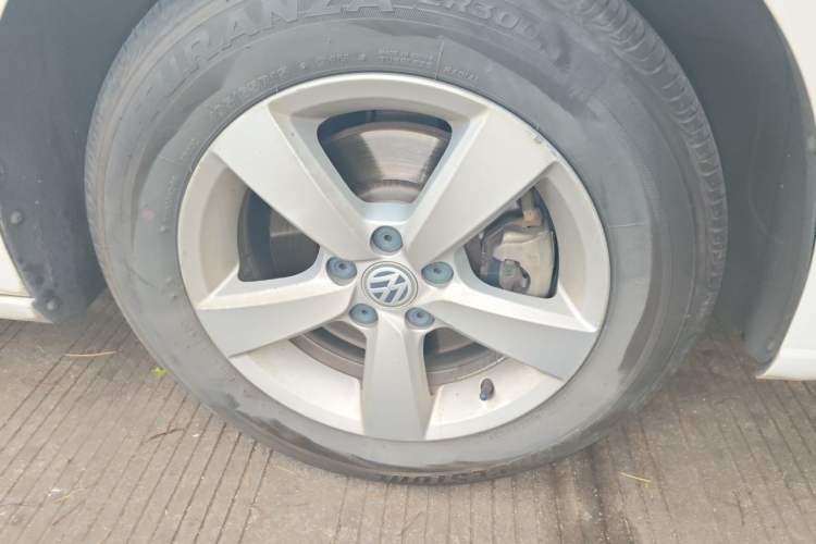 Used Volkswagen Gran Lavida 2015 1.6L Automatic Fashion Edition Right Front Wheel Hub