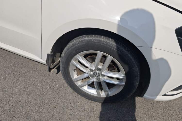 Used Volkswagen Gran Lavida 2015 1.6L Automatic Comfort Edition Right Front Wheel Hub