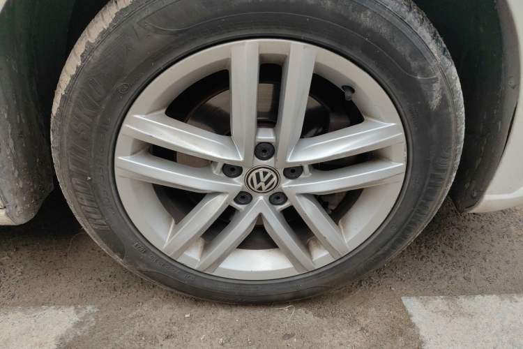 Used Volkswagen Gran Lavida 2015 230TSI DSG Comfort Edition Right Front Wheel Hub