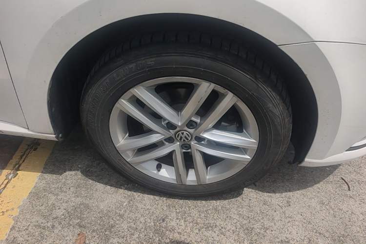 Used Volkswagen Gran Lavida 2015 1.6L Automatic Comfort Edition Right Front Wheel Hub