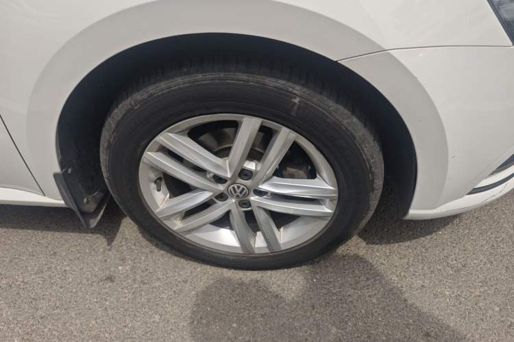 Used Volkswagen Gran Lavida 2015 1.6L Automatic Comfort Edition Right Front Wheel Hub