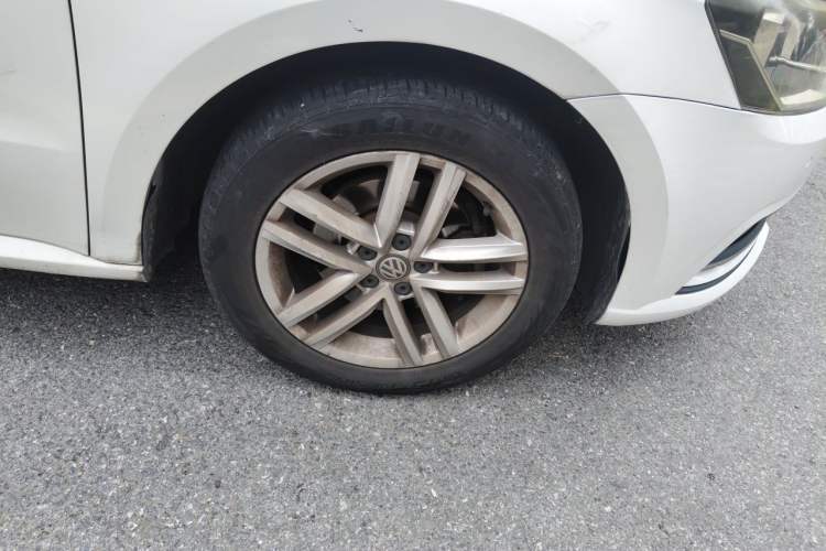 Used Volkswagen Gran Lavida 2015 1.6L Automatic Comfort Edition Right Front Wheel Hub