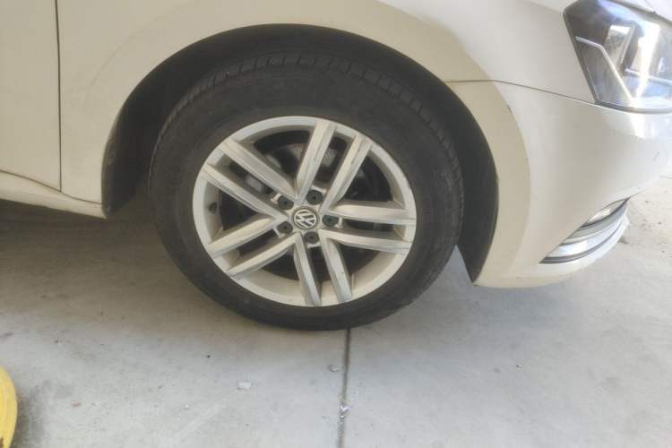 Used Volkswagen Gran Lavida 2015 1.6L Automatic Comfort Edition Right Front Wheel Hub