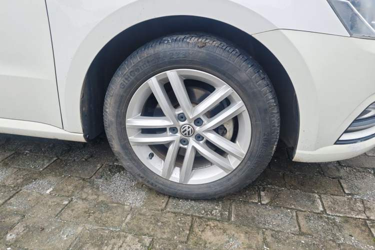 Used Volkswagen Gran Lavida 2015 1.6L Automatic Comfort Edition Right Front Wheel Hub