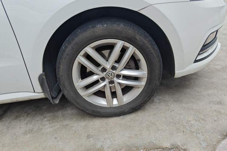 Used Volkswagen Gran Lavida 2015 230TSI DSG Comfort Edition Right Front Wheel Hub