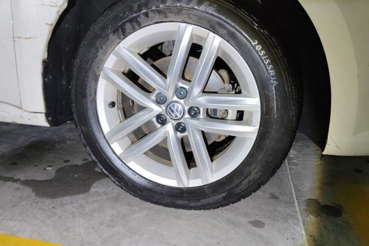 Used Volkswagen Gran Lavida 2015 1.6L Manual Comfort Edition Right Front Wheel Hub