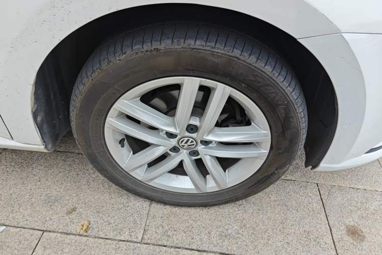 Used Volkswagen Gran Lavida 2015 1.6L Automatic Comfort Edition Right Front Wheel Hub