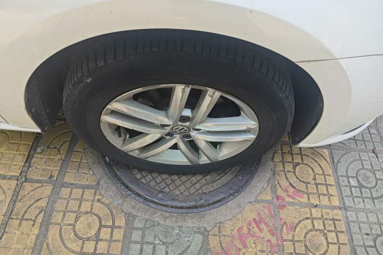Used Volkswagen Gran Lavida 2015 1.6L Automatic Comfort Edition Right Front Wheel Hub