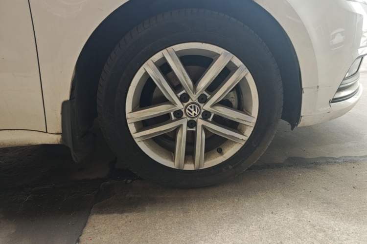 Used Volkswagen Gran Lavida 2015 1.6L Automatic Comfort Edition Right Front Wheel Hub