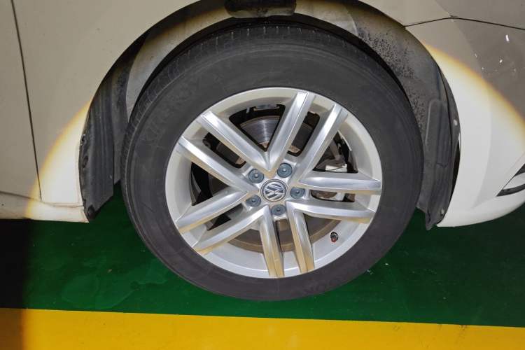 Used Volkswagen Gran Lavida 2015 1.6L Automatic Comfort Edition Right Front Wheel Hub
