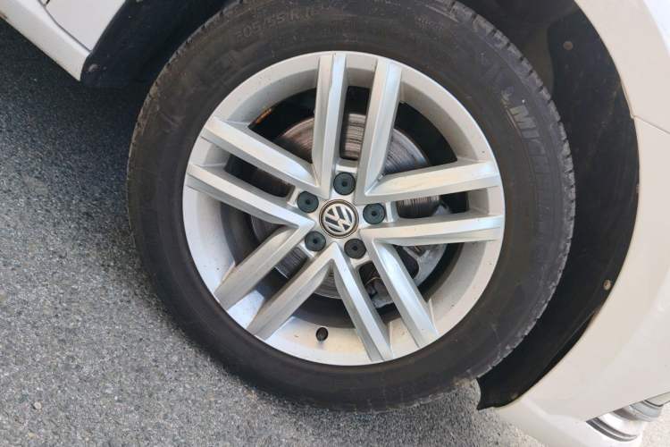 Used Volkswagen Gran Lavida 2015 230TSI DSG Comfort Edition Right Front Wheel Hub