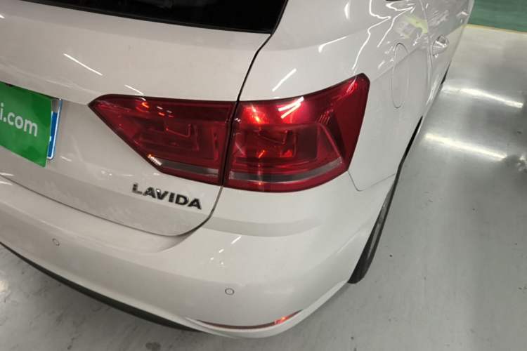 Used Volkswagen Gran Lavida 2015 1.6L Automatic Fashion Edition Right Rear Taillight
