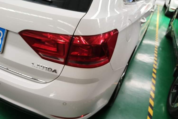 Used Volkswagen Gran Lavida 2015 1.6L Manual Comfort Edition Right Rear Taillight