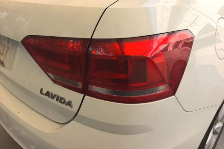 Used Volkswagen Gran Lavida 2015 1.6L Automatic Fashion Edition Right Rear Taillight